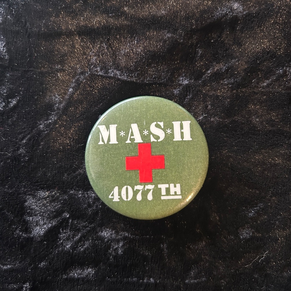 Green M*A*S*H 4077th Button MASH Sitcom Vintage Pin Pinback Button